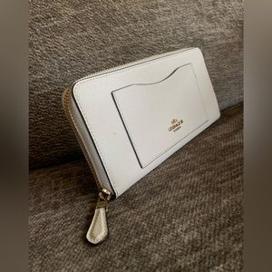 Ivory and gold Coach wallet ✨ excellent condition ✨